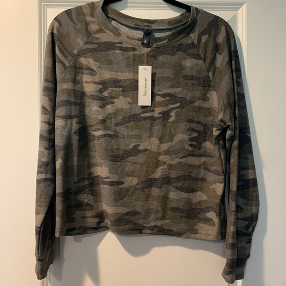 francesca’s Cropped Camo Lightweight Sweatshirt Size Medium - Picture 1 of 4